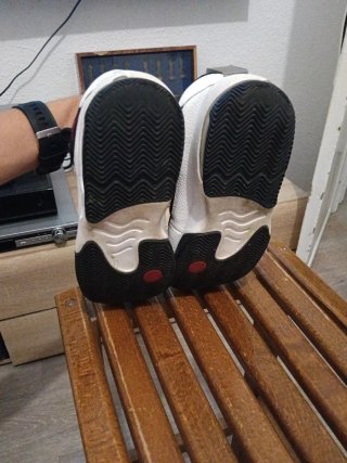 Zapatillas Jordan Negras, Rojas y Blancas