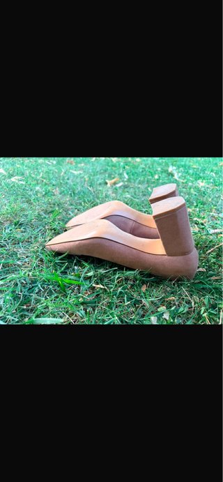 Zapatos de tacón beige y marrón