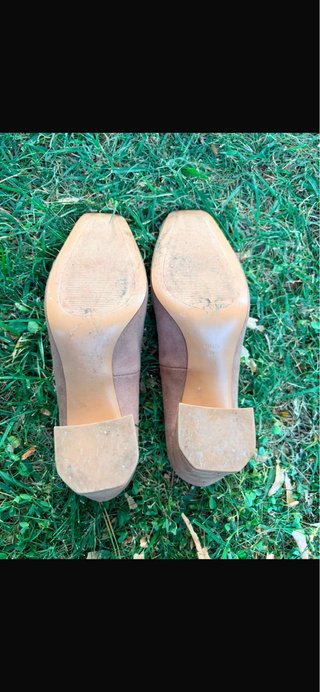 Zapatos de tacón beige y marrón