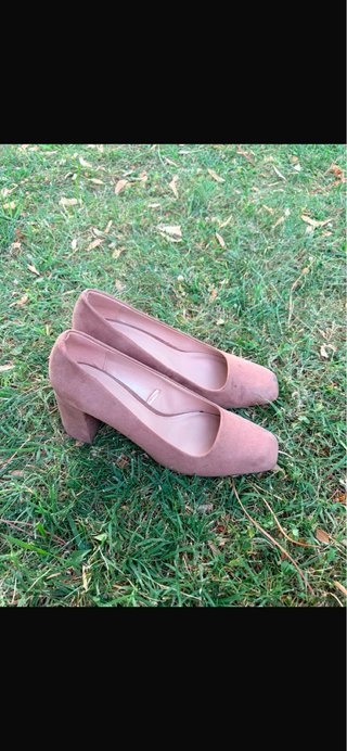 Zapatos de tacón beige y marrón