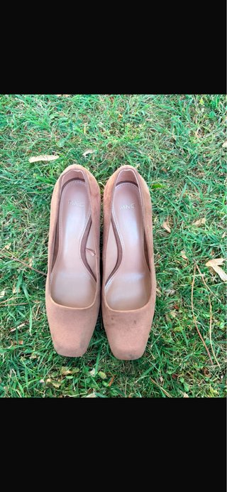 Zapatos de tacón beige y marrón
