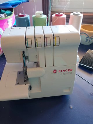 Máquina Overlock Singer 14SH654