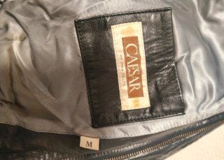 Cazadora de piel negra