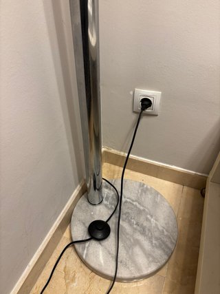 Lámpara de pie moderna plateada