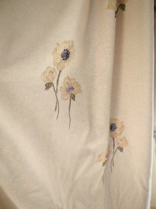 Cortinas beige con flores y barra de madera y anil