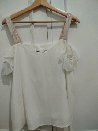 Blusa blanca con tirantes decorados