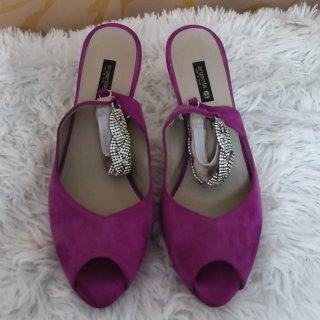 Zapatos morados con pedrería argenta