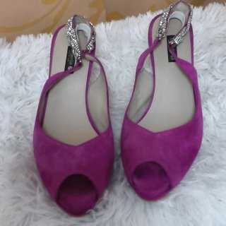 Zapatos morados con pedrería argenta