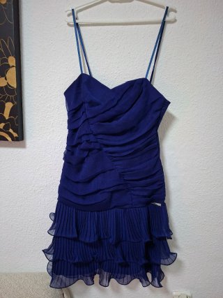 Vestido de fiesta azul con volantes