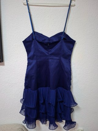 Vestido de fiesta azul con volantes