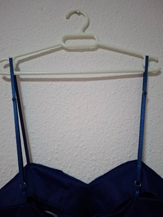 Vestido de fiesta azul con volantes