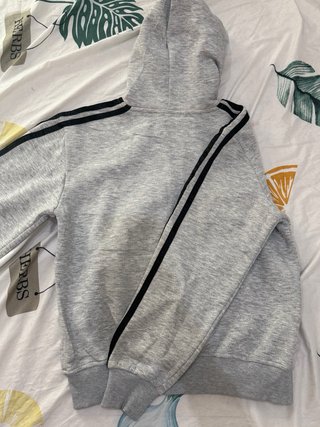 Sudadera Adidas gris con cremallera y logo
