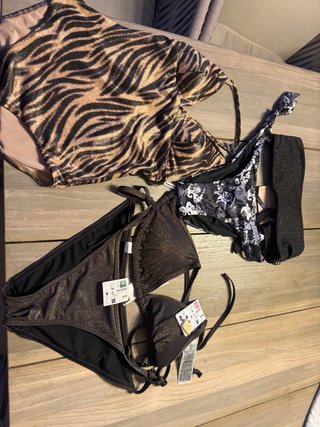 Bikinis y bañadores negro y dorado