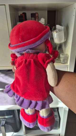 Muñeca de trapo con vestido rojo
