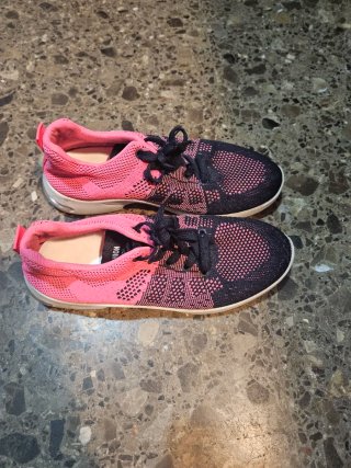 Zapatillas deportivas rosas y negras