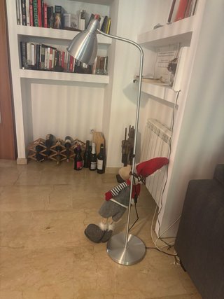 Lámpara de pie metálica