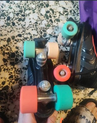 Patines negros con detalles naranjas