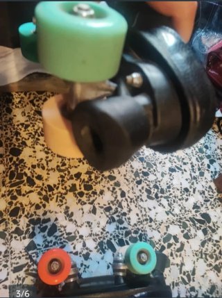 Patines negros con detalles naranjas