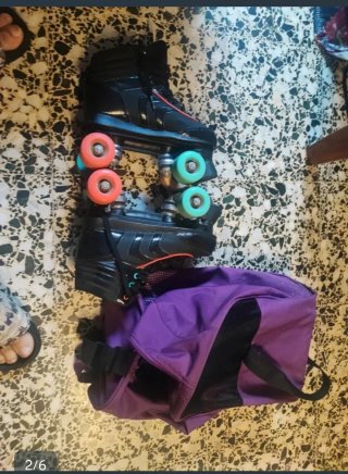Patines negros con detalles naranjas
