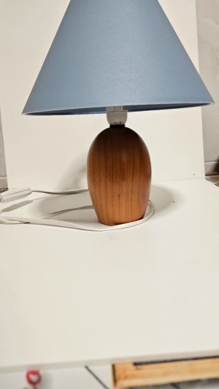 Lámpara de mesa azul y madera