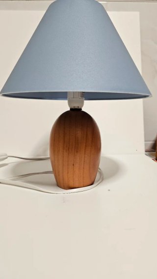Lámpara de mesa azul y madera