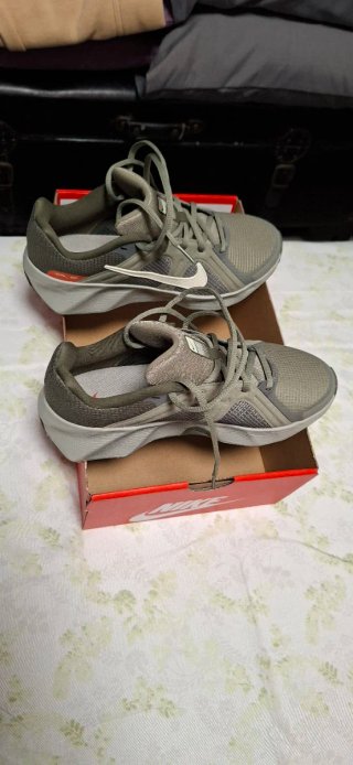 Zapatillas Nike Verde Oliva y Blanco
