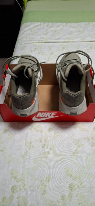 Zapatillas Nike Verde Oliva y Blanco