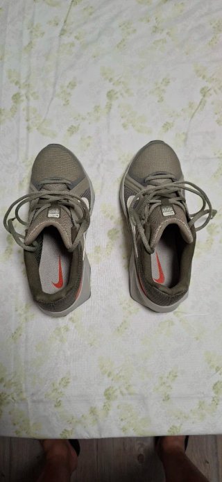 Zapatillas Nike Verde Oliva y Blanco