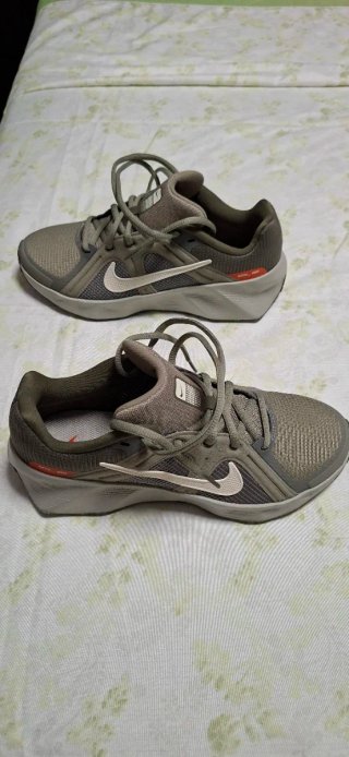 Zapatillas Nike Verde Oliva y Blanco
