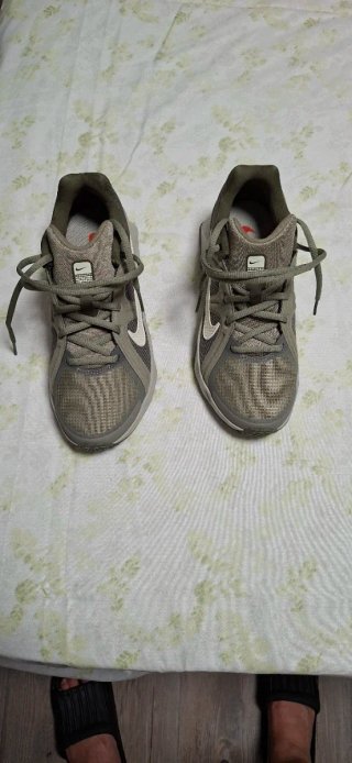 Zapatillas Nike Verde Oliva y Blanco