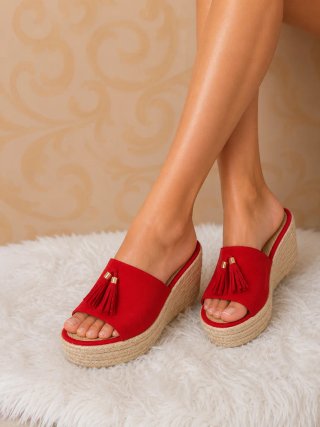 Sandalia rojos con cuña y flecos