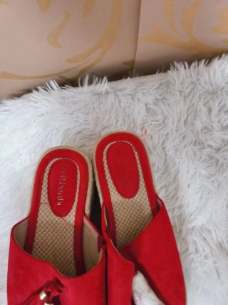 Sandalia rojos con cuña y flecos