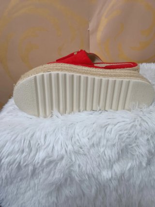 Sandalia rojos con cuña y flecos