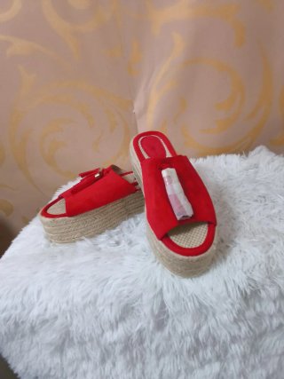 Sandalia rojos con cuña y flecos