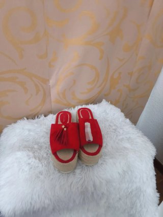 Sandalia rojos con cuña y flecos