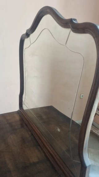 Cómoda antigua con espejo