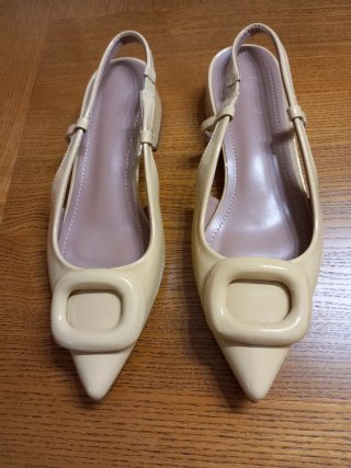 Zapatos slingback beige con hebilla