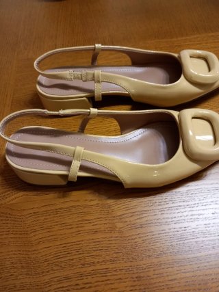 Zapatos slingback beige con hebilla