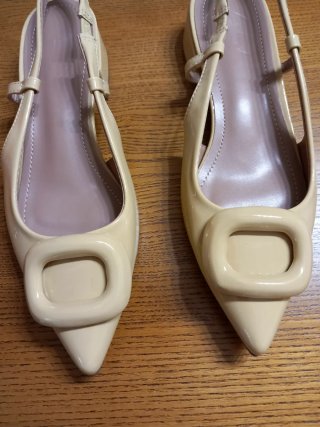Zapatos slingback beige con hebilla