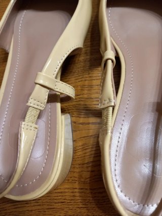 Zapatos slingback beige con hebilla