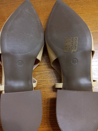 Zapatos slingback beige con hebilla
