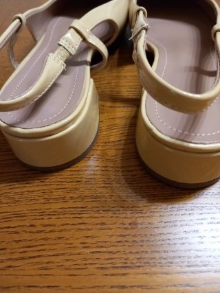 Zapatos slingback beige con hebilla
