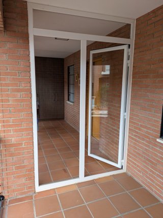Cerramiento c/puerta de aluminio 1,50m x 2,40m