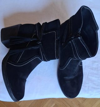 Botines negros ante con flecos talla 41