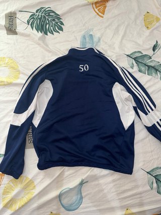 Chaqueta deportiva Adidas azul y blanca