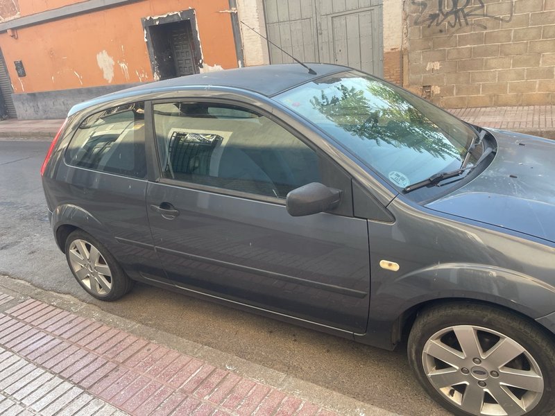 Ford Fiesta 2004 - foto 1