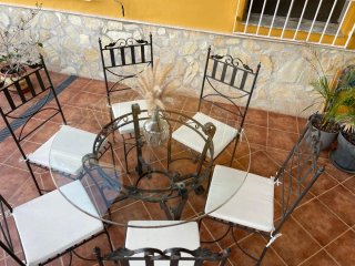 Mesa y sillas de jardín