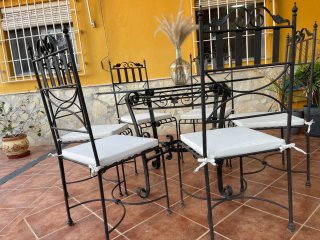 Mesa y sillas de jardín