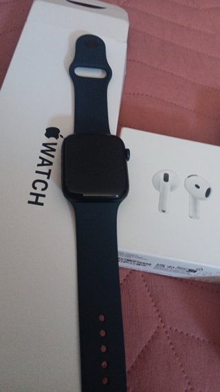 Apple Watch y AirPods 4