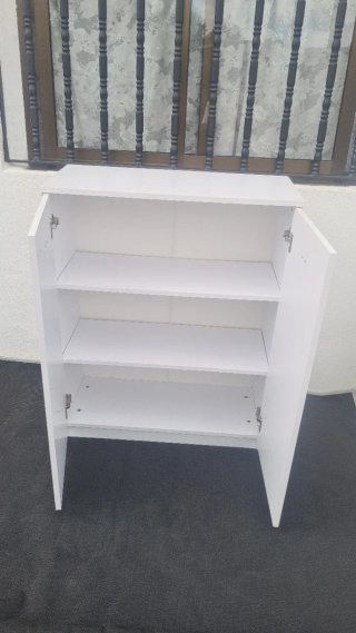Mueble blanco con puertas